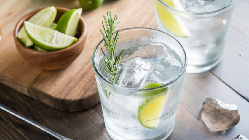 un gin tonic con una fetta di lime